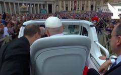 Pâques: affaibli, le pape François déambule en papamobile sur la place Saint-Pierre au Vatican