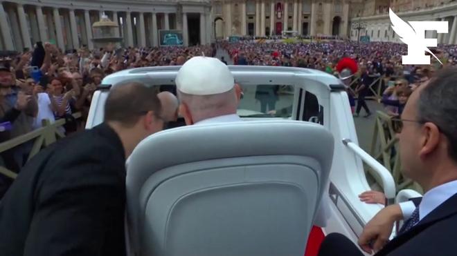 Pâques: affaibli, le pape François déambule en papamobile sur la place Saint-Pierre au Vatican