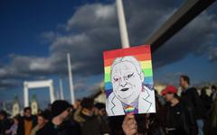 Pride : "Ce serait formidable que le mot d'ordre de Paris soit solidaire avec Budapest"