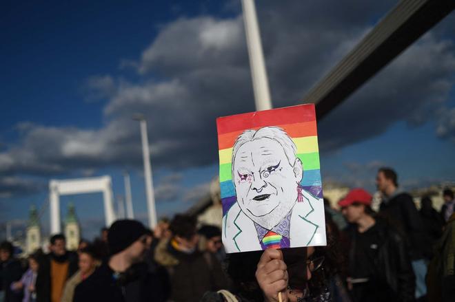 Pride : "Ce serait formidable que le mot d'ordre de Paris soit solidaire avec Budapest"
