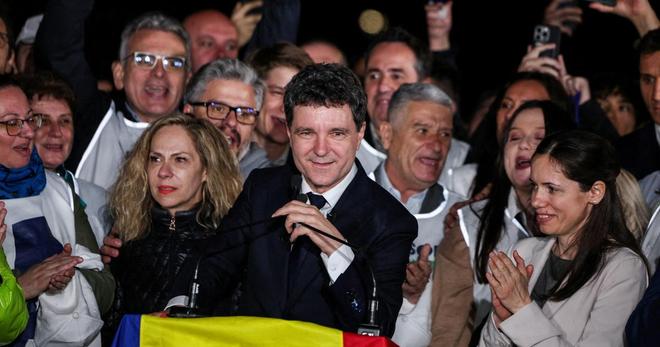 Qui est Nicusor Dan, le nouveau visage pro-européen de la Roumanie ?