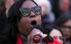 États-Unis: une députée démocrate inculpée pour agression contre les forces de l’ordre devant un centre de détention