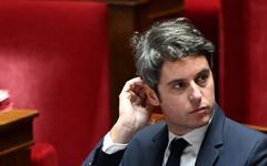 Gabriel Attal veut interdire le voile aux moins de 15 ans : malaise chez les Macronistes, tollé à gauche