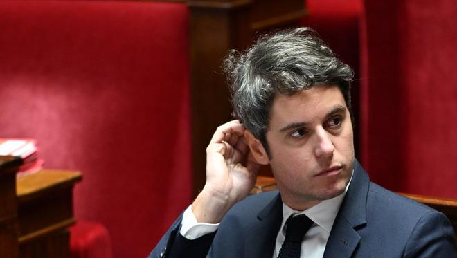 Gabriel Attal veut interdire le voile aux moins de 15 ans : malaise chez les Macronistes, tollé à gauche