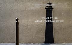 Le phare de Banksy à Marseille : un éclat de lumière dans l’ambiguïté urbaine