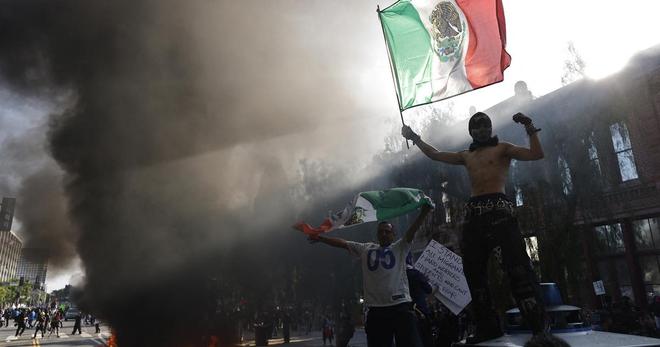 À Los Angeles, l’omniprésence du drapeau mexicain brandi par les manifestants cristallise les tensions