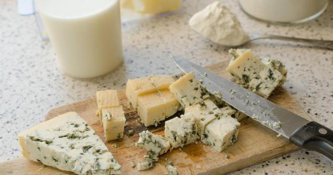 Emmanuel Macron se rend ce jeudi chez les producteurs de Roquefort sur fond de guerre commerciale