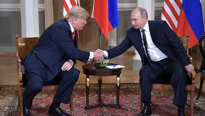 Ukraine: Macron dénonce le "cynisme" de Poutine après l'attaque de Kiev