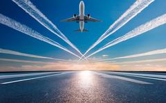 Ils veulent effacer les traces laissées dans le ciel : comment Thales veut verdir l’aviation sans changer d’avion