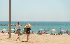 À Barcelone, une plage pleine de trous inquiète les baigneurs