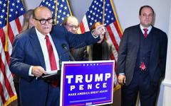 Giuliani positif au Covid-19, le cercle de Trump une nouvelle fois touché