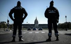 Propos de Macron sur les discriminations: deux syndicats de police appellent à cesser les contrôles