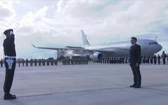 Emmanuel Macron arrive à Istres pour adresser ses vœux aux forces armées françaises