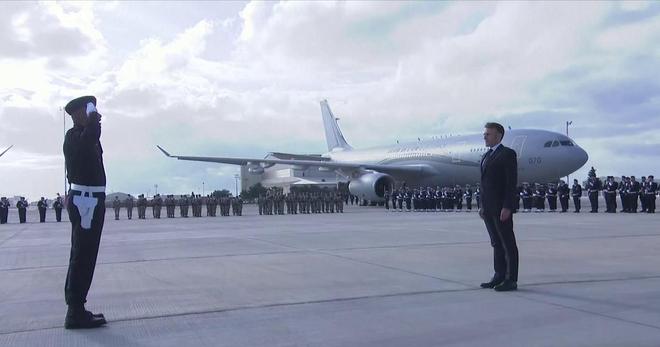 Emmanuel Macron arrive à Istres pour adresser ses vœux aux forces armées françaises