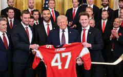 Donald Trump accueille les Panthers à la Maison-Blanche