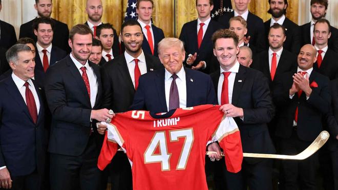 Donald Trump accueille les Panthers à la Maison-Blanche
