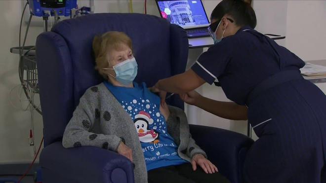Covid-19: Margaret Keenan, 90 ans, est la première personne au monde à recevoir le vaccin de Pfizer/BioNtech