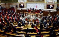Hommage à Giscard d'Estaing: drapeaux en berne à l'Assemblée nationale