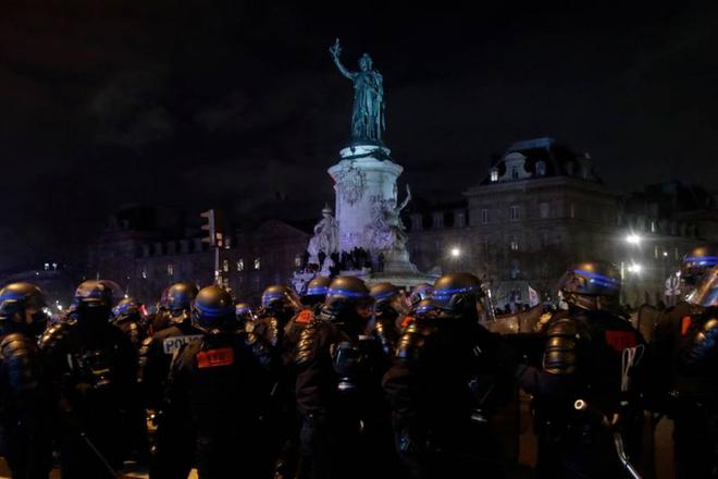 France: 142 interpellations lors de la manifestation parisienne contre la loi "sécurité globale"