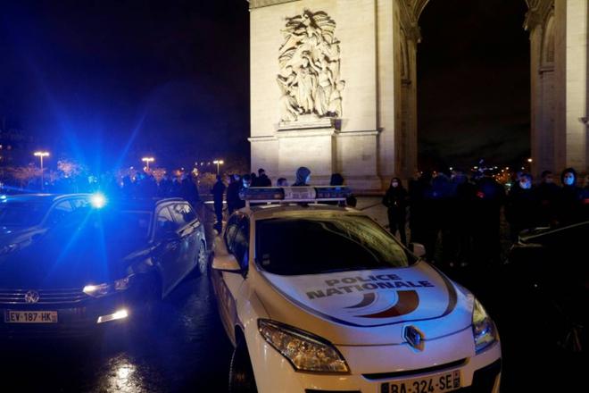 Une centaine de policiers protestent devant l'Arc de Triomphe à Paris