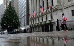 Wall Street fléchit après des records