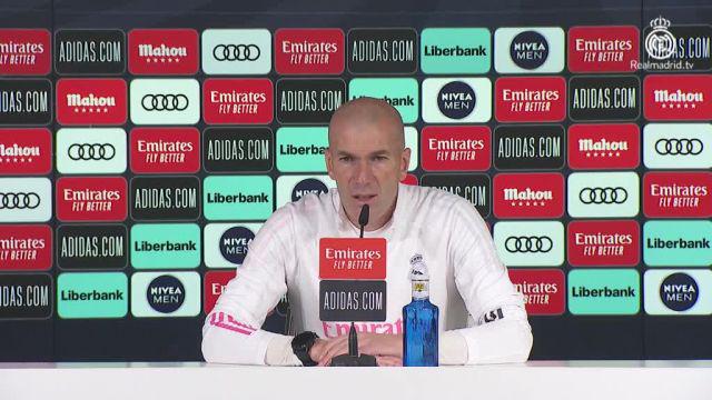 Foot - Espagne - Real - Zinédine Zidane (Real Madrid) encense son attaquant Karim Benzema