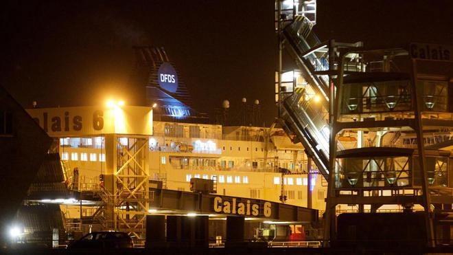 Pour permettre le retour des routiers bloqués en Angleterre, le port de Calais ouvert à Noël