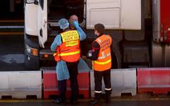 Covid-19 : bloqués à Douvres, des milliers de routiers vont passer Noël dans leur camion