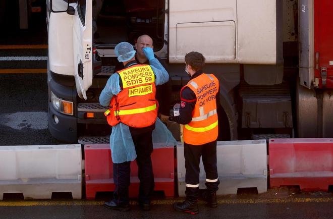 Covid-19 : bloqués à Douvres, des milliers de routiers vont passer Noël dans leur camion