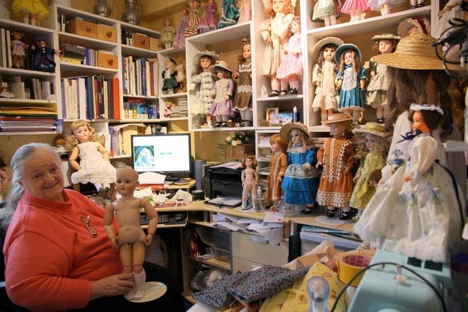 Cherbourg : Odile restaure et habille des poupées plus que centenaires !