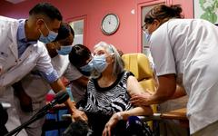 Covid-19 : Mauricette, 78 ans, première personne vaccinée en France