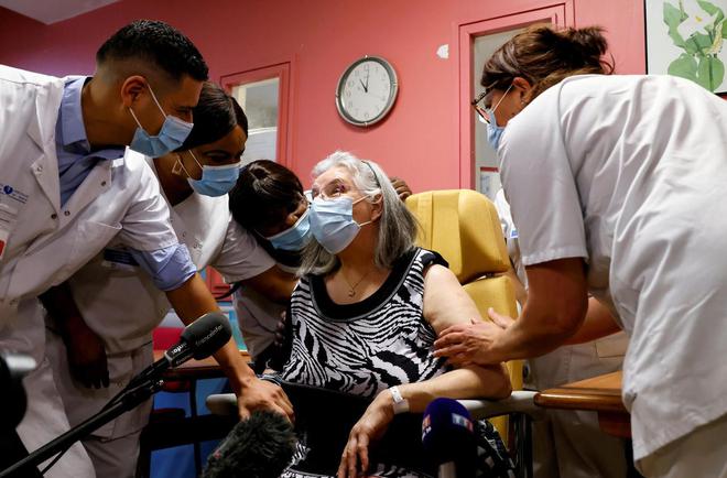 Covid-19 : Mauricette, 78 ans, première personne vaccinée en France
