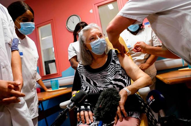 Covid-19 : qui est la coquette Mauricette, 78 ans, première vaccinée de France ?