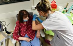 Covid-19 : à midi, Gilberte, 72 ans, est devenue la première vaccinée des Hauts-de-France
