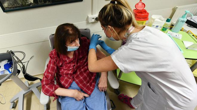 Covid-19 : à midi, Gilberte, 72 ans, est devenue la première vaccinée des Hauts-de-France