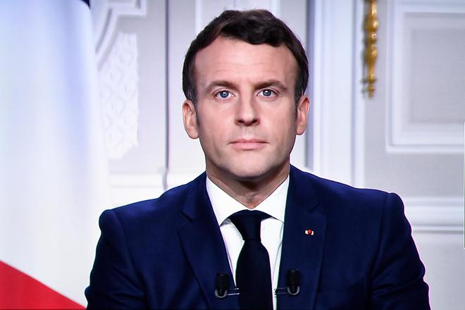 Vaccin : "Je ne laisserai pas une lenteur injustifiée s'installer", prévient Macron lors de ses voeux