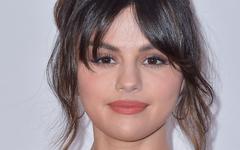 Selena Gomez s'indigne des fake news sur la Covid-19 diffusées sur Facebook