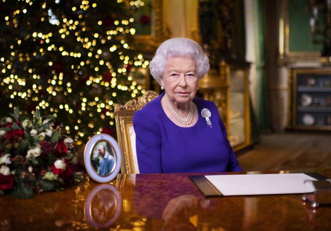 ﻿Une parodie de la reine d'Angleterre dansant sur son bureau fait polémique au Royaume-Uni, shocking !