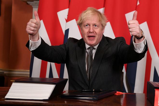 Après les dirigeants de l'Union européenne, Boris Johnson signe l'accord post-Brexit