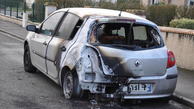 Trois véhicules incendiés dans la nuit du Nouvel An à Saint-Quentin, un couple victime d’une tentative d’effraction