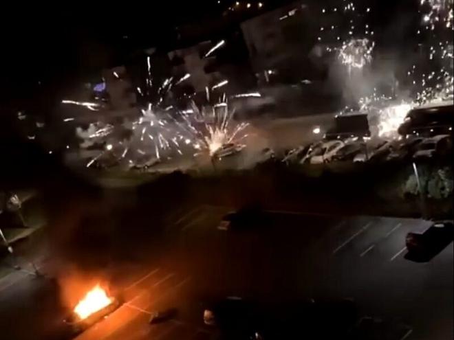Réveillon du Nouvel An. Venus éteindre des voitures incendiées, pompiers et policiers visés par des feux d’artifice. [VIDEO]