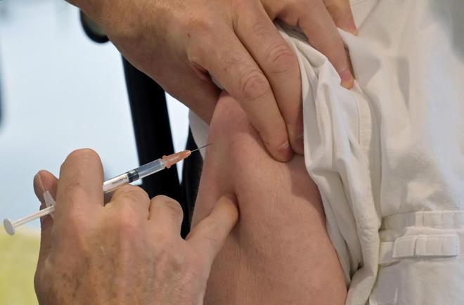 Covid-19 : des soignants de 50 ans vaccinés «dès lundi» et des centres bientôt ouverts en ville, annonce Véran