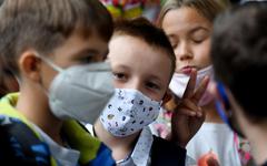 Royaume-Uni : la mutation du coronavirus est-elle plus dangereuse pour les enfants ?