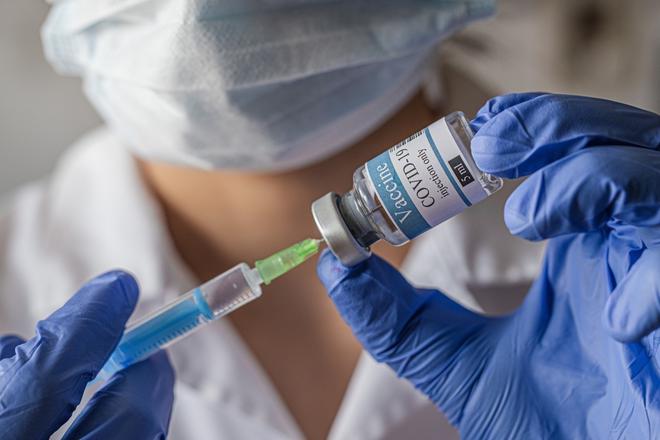 Covid-19. 10 000 doses de vaccin livrées au Mémorial de Saint-Lô pour la Manche