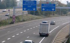 En test dans les Yvelines, un mur antibruit photovoltaïque bientôt en bordure d’autoroute ?