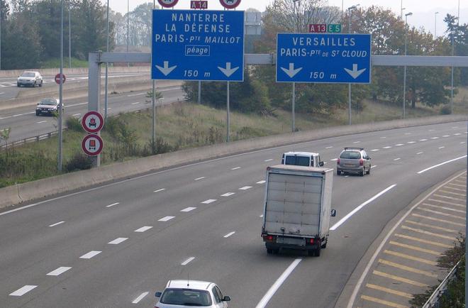 En test dans les Yvelines, un mur antibruit photovoltaïque bientôt en bordure d’autoroute ?