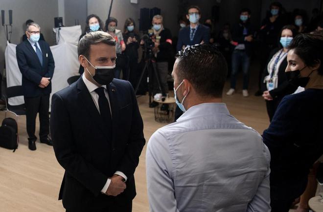 A Tours, Emmanuel Macron rattrapé par le vaccin