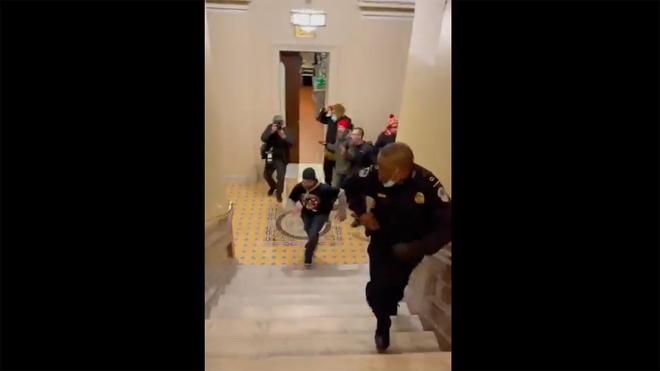 Cette scène surréaliste d’un policier seul face à des manifestants pro-Trump a l’intérieur du Capitole de Washington choque le monde entier