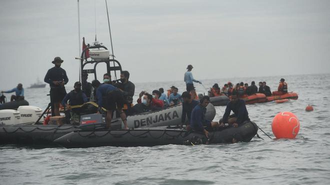 Accident d’un Boeing en Indonésie: des morceaux de corps retrouvés, intenses recherches