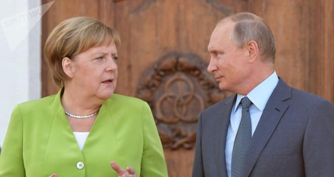 Poutine et Merkel discutent des perspectives de «production conjointe de vaccins»